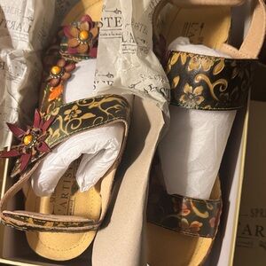 L’ARTISTE Spring Step Women's Floral Sandals - Black and Gold